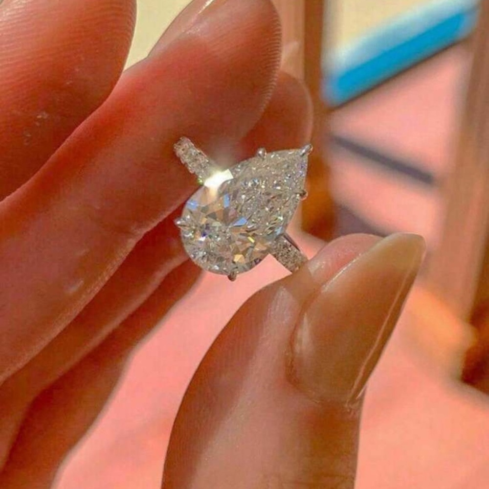 PRINCESS CUT WEDDING RING - Picture 9 of 9